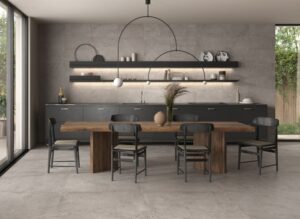 Eleganza e funzionalità si incontrano in questa sala da pranzo dal design moderno. Le tonalità di grigio e sabbia, unite al pavimento in gres porcellanato, creano un ambiente sofisticato e accogliente. Il tavolo, posizionato al centro, e la cucina attrezzata offrono il massimo della praticità senza rinunciare alla bellezza. Un'ottima scelta per chi desidera un ambiente versatile e di classe.